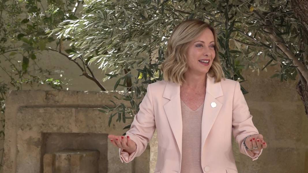 İtalya Başbakanı Meloni, Biden'ı beklerken sıkıldı; telefonu elinden düşüremedi 3